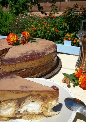 Una foto de Tarta de chocolate, café y profiteroles