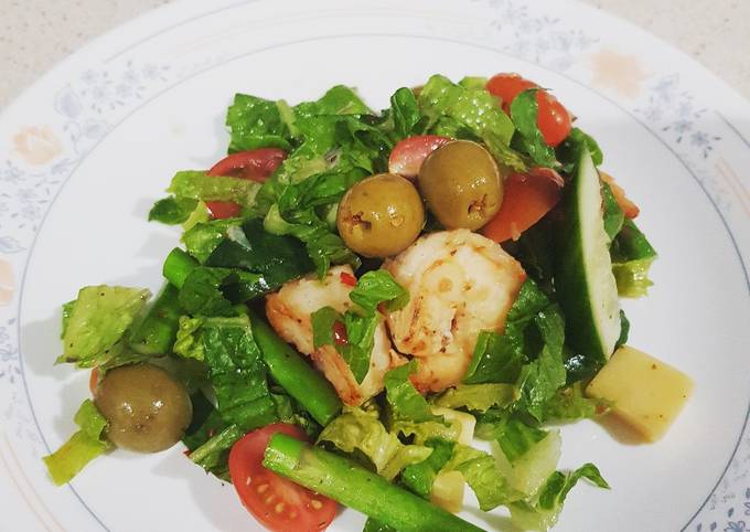 Healthy prawn salad