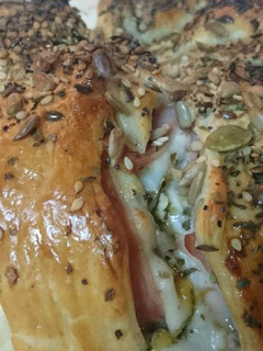 Una foto de Rosca de hojaldre con pavo, York y piña 🍍