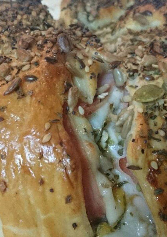 Una foto de Rosca de hojaldre con pavo, York y piña 🍍