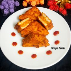 A picture of Stuffed bread pakoda.
