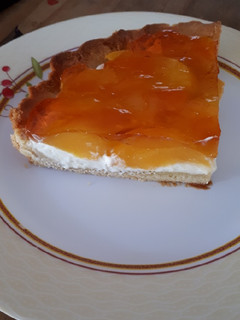Una foto de Tarta de duraznos con crema y gelatina