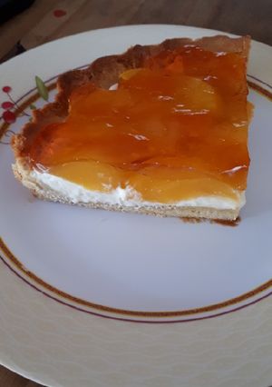 Una foto de Tarta de duraznos con crema y gelatina