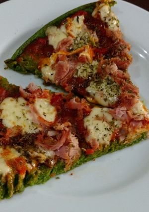 Una foto de Pizza/pastel de espinaca cruda licuada