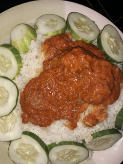 A picture of White rice,stew and cucumber.