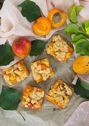 O poză a rețetei Crumble bars cu caise.