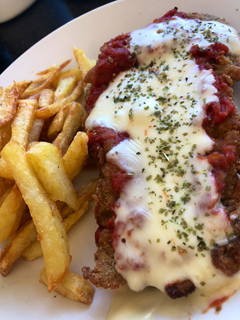 Una foto de Milanesas de ternera a la napolitana con papas fritas