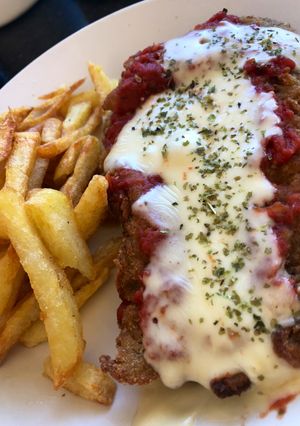 Una foto de Milanesas de ternera a la napolitana con papas fritas