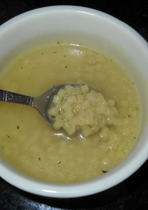Una foto de La particular sopa de la Nona de sémola y fideos
