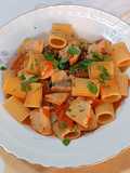Mezze maniche rigate con pomodorini, olive, capperi e pesce spada
