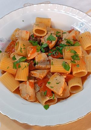 Foto di Mezze maniche rigate con pomodorini, olive, capperi e pesce spada