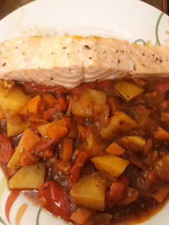 Una foto de Patatas a la provenzal y salmón al vapor