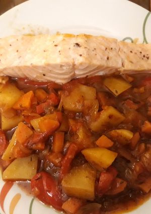 Una foto de Patatas a la provenzal y salmón al vapor