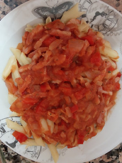 Una foto de Macarrones con tomate