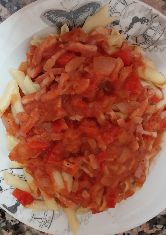 Una foto de Macarrones con tomate