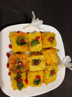 क्रिस्पी सूजी ढोकला(crispy suji Dhokla recipe in Hindi) रेसिपी मुख्य फोटो