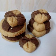 A picture of Biscuits in two colours 🍪 🫓🧇.