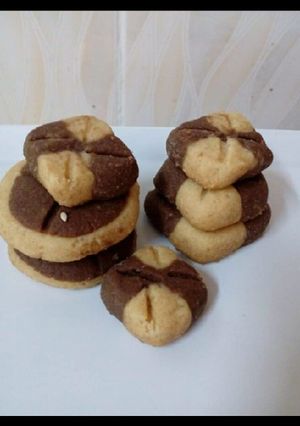 A picture of Biscuits in two colours 🍪 🫓🧇.