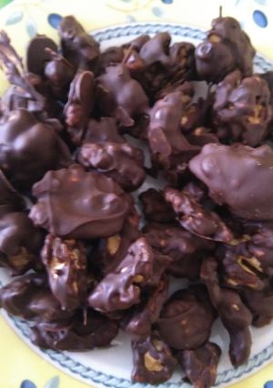 Una foto de Nueces cubiertas de chocolate
