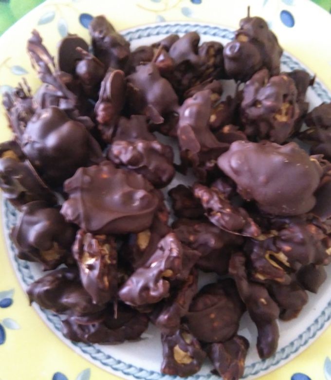 Una foto de Nueces cubiertas de chocolate