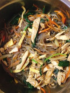 Hình của món Japchae - miến trộn Hàn Quốc.