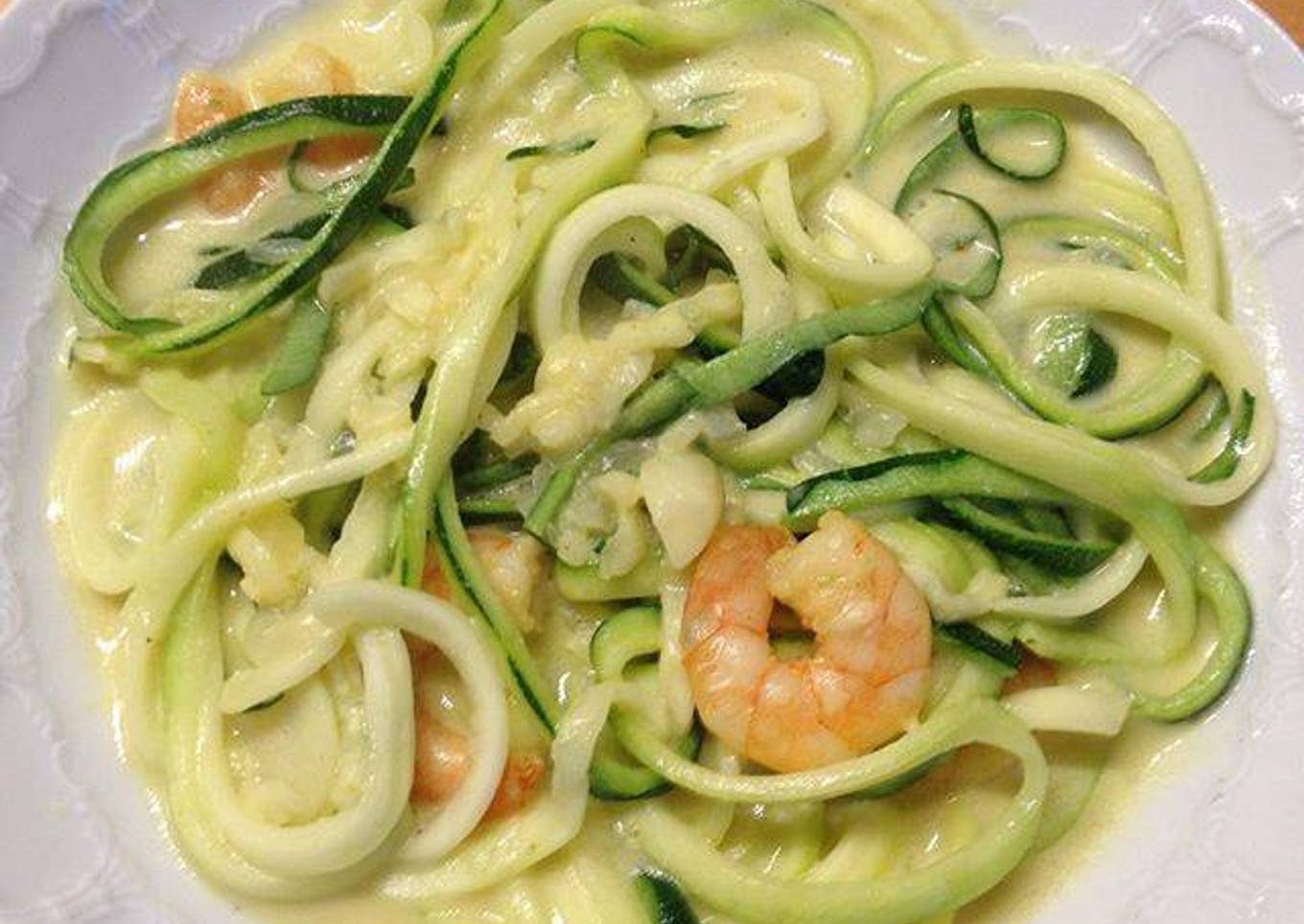 Tallarines de zapallito italiano con camarones