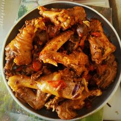 A picture of Kienyeji kuku wet fry.