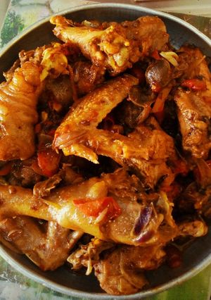A picture of Kienyeji kuku wet fry.