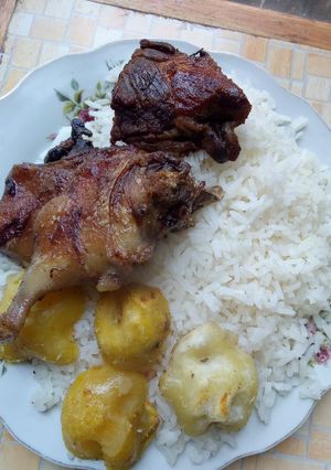 Una foto de Cuy y chicharrón dorado