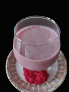 બનાના સ્ટ્રોબેરી સ્મુધી (Banana Strawberry Smoothie Recipe In Gujarati) રેસીપી મુખ્ય ફોટો