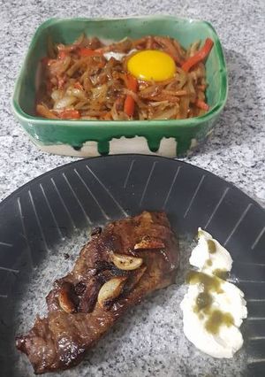 Una foto de Entraña con verduras salteadas