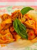 Tortelloni di carne alla salsa di pomodoro e mix di pepe