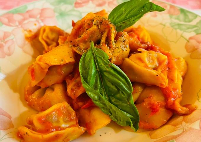 Tortelloni di carne alla salsa di pomodoro e mix di pepe