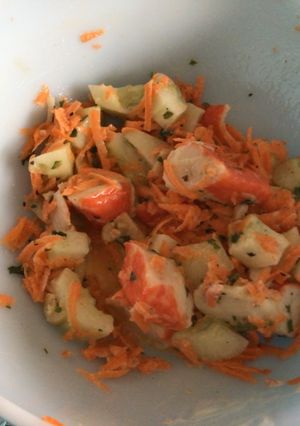Una foto de Ensalada de surimi, pepino y zanahoria