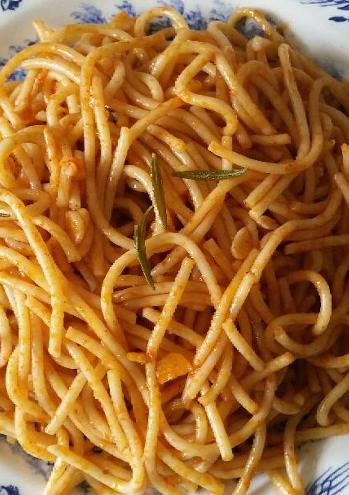 Una foto de Pasta al ajillo con pimentón🍝