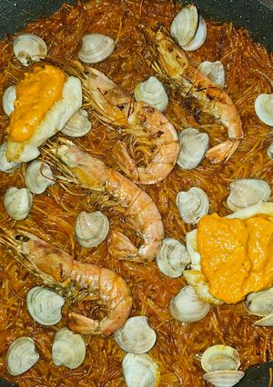 Una foto de Fideuá de merluza y gambas langostineras