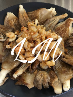 Una foto de Setas con gambas al ajillo
