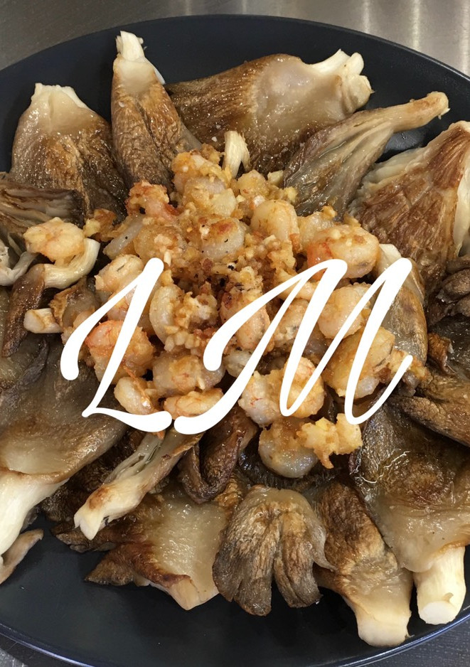 Una foto de Setas con gambas al ajillo