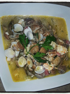 Una foto de Almejas con langostinos y jamón