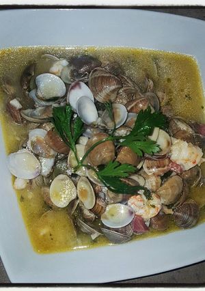 Una foto de Almejas con langostinos y jamón