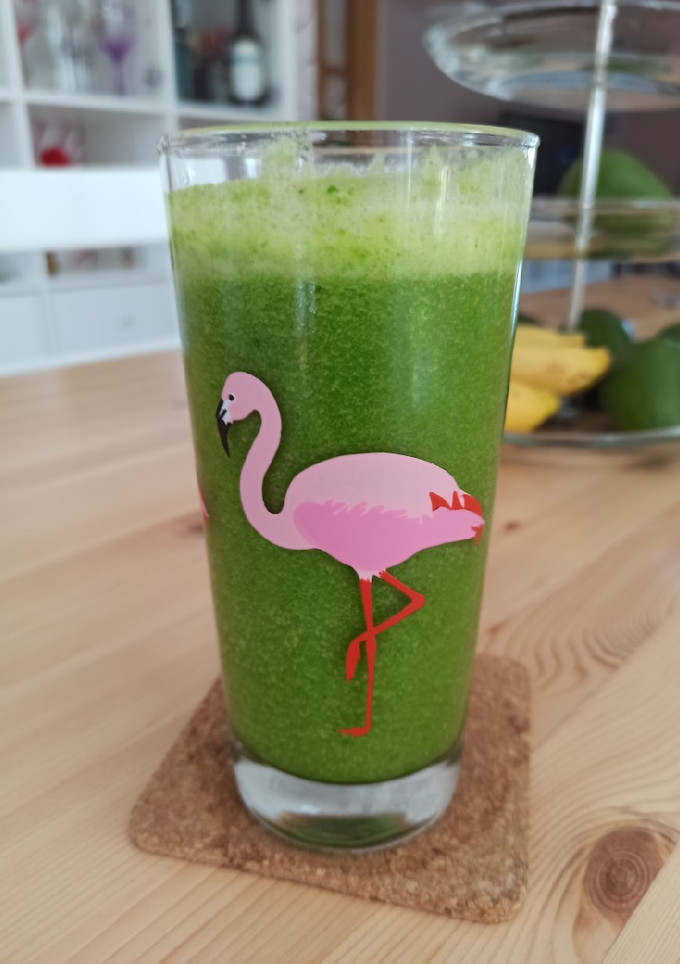 Una foto de Smoothie de espinacas, piña y jengibre