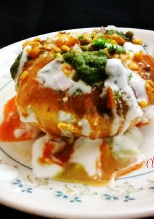 A picture of Raj kachori.