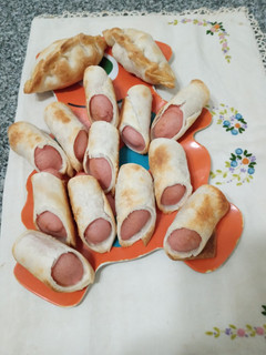 Una foto de Salchichas envueltas y empanadas de queso saborizado