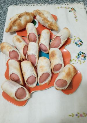Una foto de Salchichas envueltas y empanadas de queso saborizado