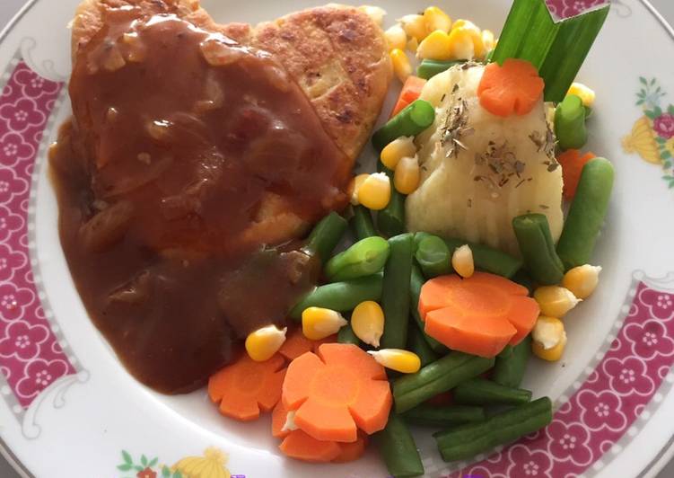 Bagaimana Menyiapkan Fermented Soy Bean Steak with Onion Black Pepper Sauce Anti Gagal