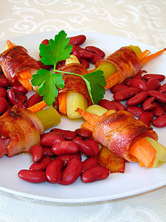 Una foto de Envueltos de beicon y verduras con alubias roja