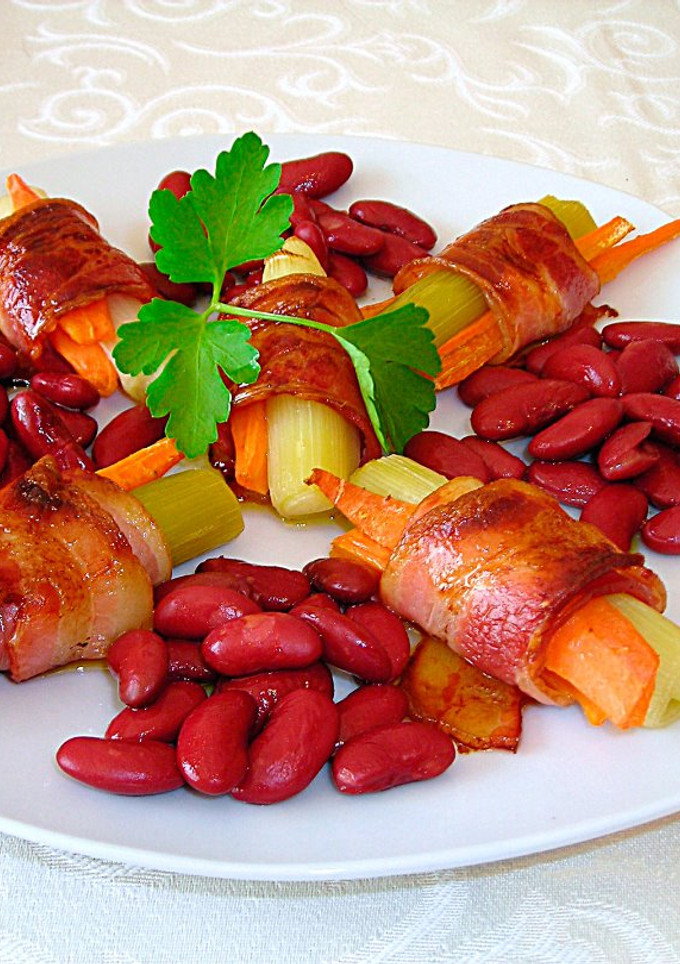 Una foto de Envueltos  de beicon y verduras con alubias roja