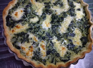 Una foto de Tarta abierta de acelga, huevo y queso cremoso