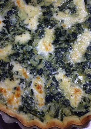 Una foto de Tarta abierta de acelga, huevo y queso cremoso