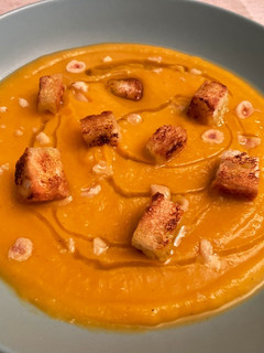 Una foto de Crema de calabaza, cebolla y puerro asado